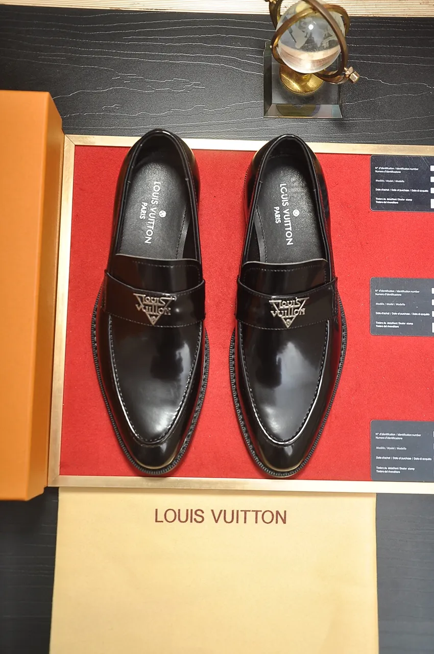 Men's men's shoes 💰460💶 [LV] (all high-end sheep lining) 🍀LV's latest genuine leather business suit shoes are launched simultaneously on the official website. The first-layer cowhide imported from Italy is made of heavy gold, 💥official website 1:1 rubber outsole. Versatile to wear, high-end without losing class, and the color combination is extraordinary. This four-season style is alluring when worn on your feet, showing off your big-name flair. Standard code 38-45 (45 customized)
